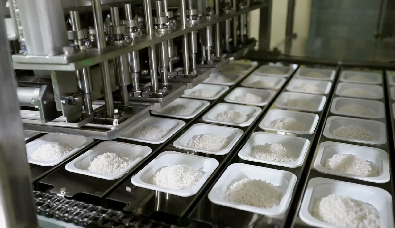 Microwavable rice products are being prepared at Harim's First Kitchen. (Harim)