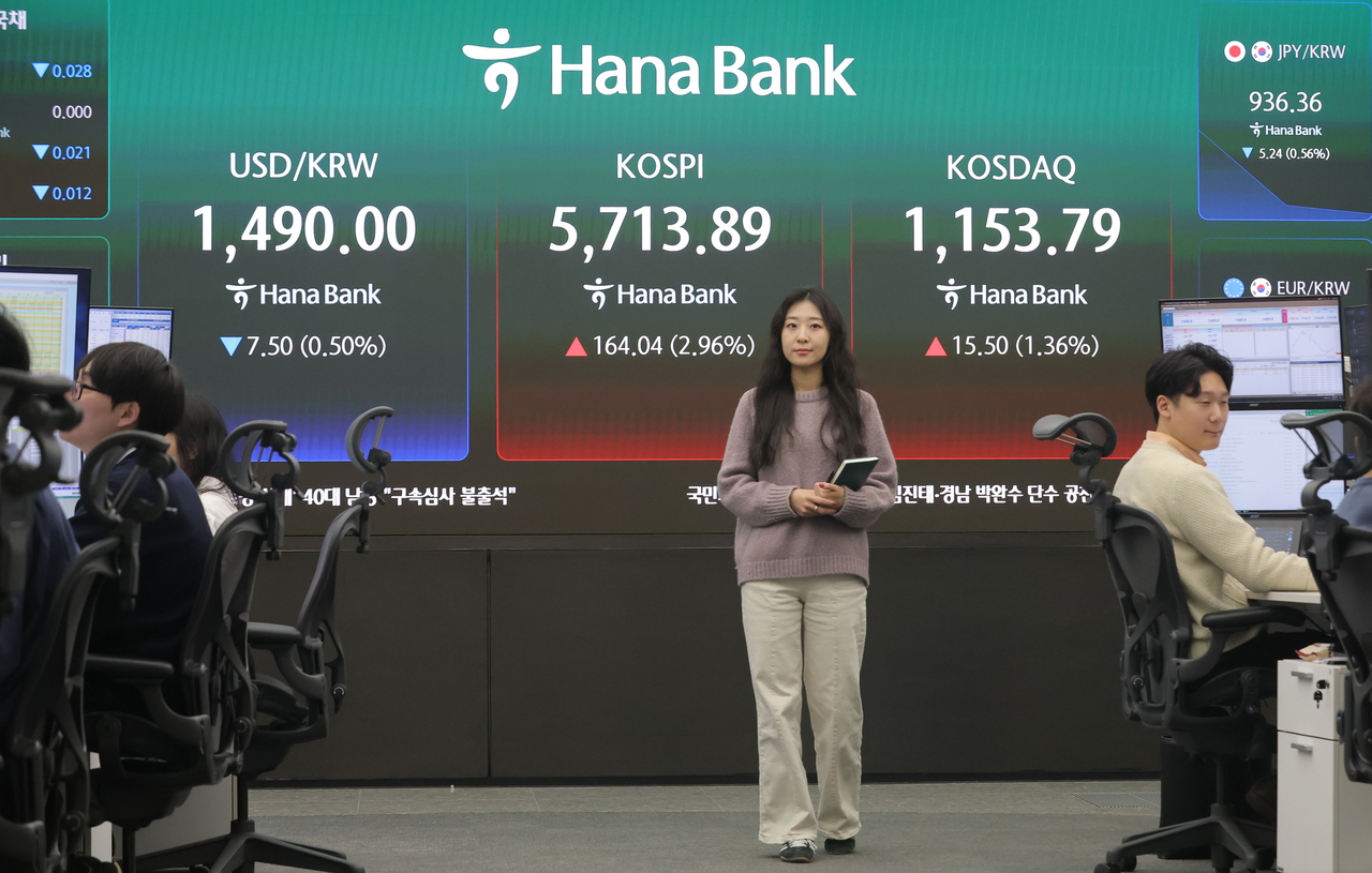 An electronic board showing the Korea Composite Stock Price Index at a dealing room of the Hana Bank headquarters in Seoul on Tuesday. (Yonhap)