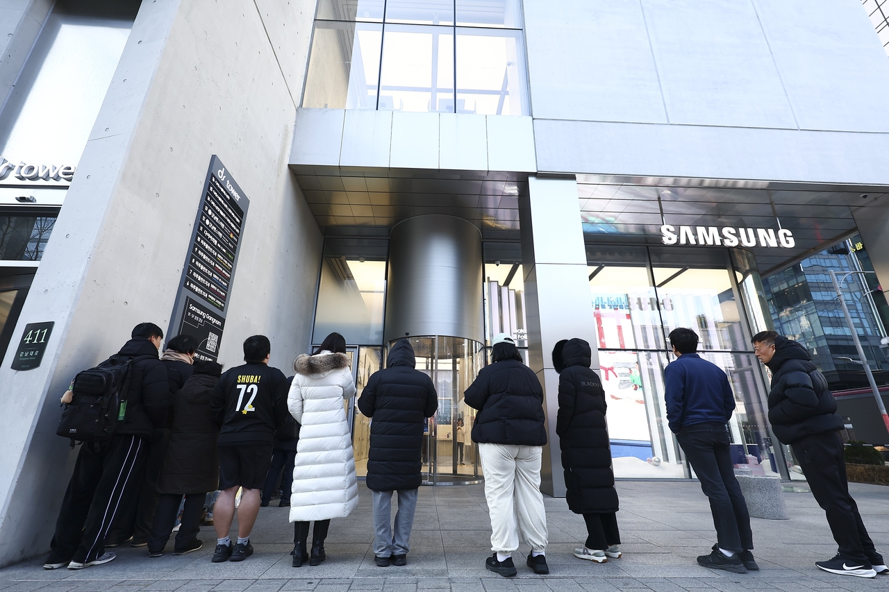 Customers line up outside Samsung Gangnam in Seoul on Jan. 6 to purchase the Galaxy Z TriFold during its third restock, which sold out online in two minutes. (Newsis)
