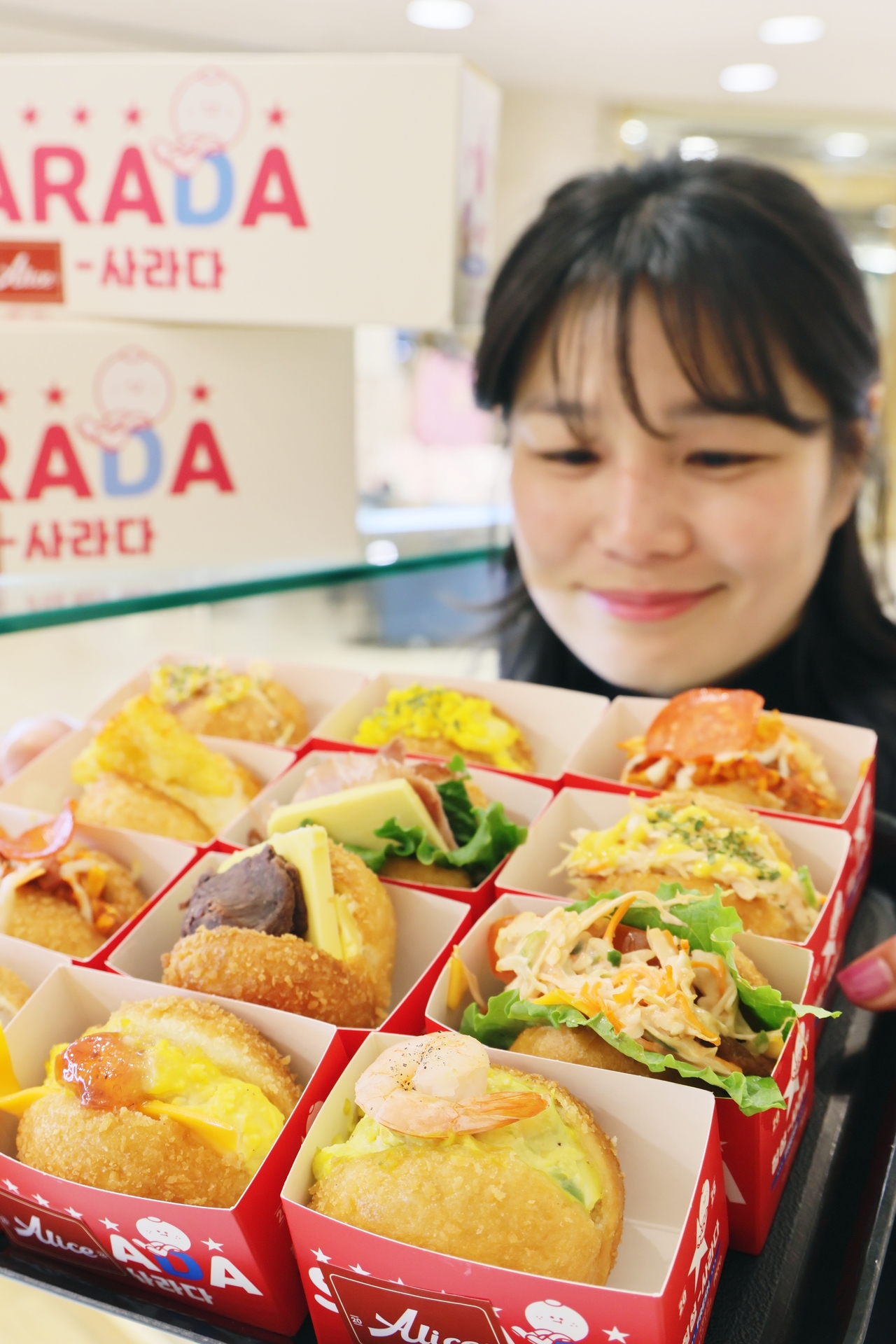 롯데백화점 상인점 지하 1층 식품관 ‘엘리스 사라다’ 매장에서 직원이 다양한 수제 사라다 제품을 선보이고 있는 모습.[롯데백화점 제공]
