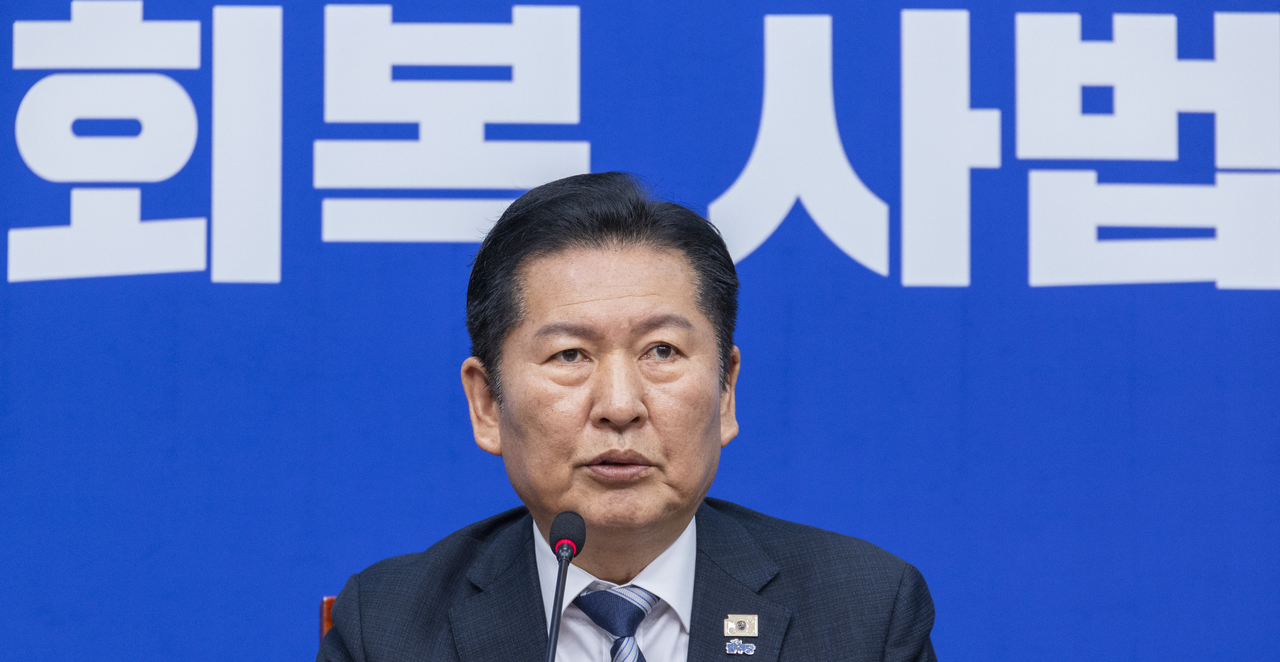 Rep. Jung Chung-rae, chair of the ruling Democratic Party of Korea, announces the party's plan for prosecution reform bills during a press briefing at the National Assembly in Seoul on Tuesday. (Yonhap)