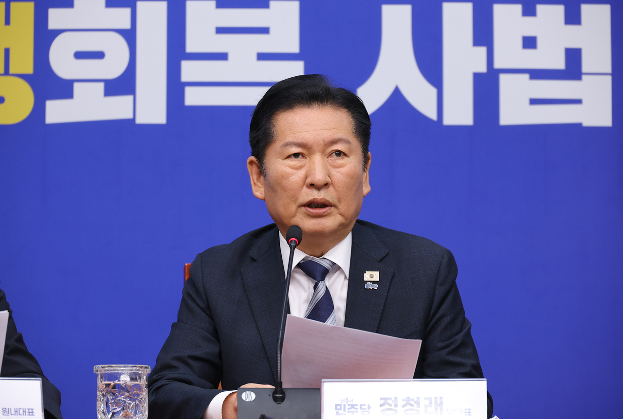 Rep. Jung Chung-rae, leader of the ruling Democratic Party, announces the party's plan on prosecution reform bills during a press briefing held at the National Assembly in Seoul on Tuesday. (Yonhap)