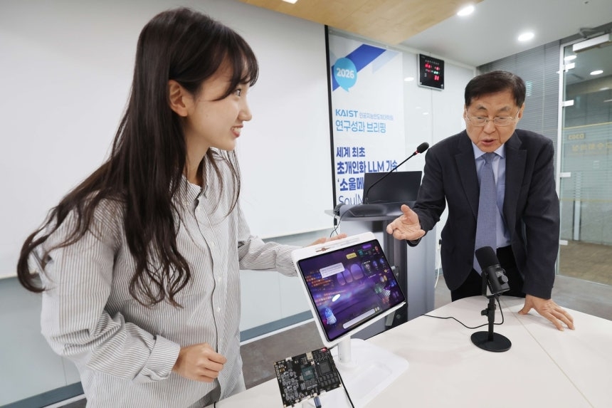 KAIST professor Yoo Hoi-jun (right) and doctoral researcher Hong Sung-yeon explain their “SoulMate” AI semiconductor technology. (KAIST)