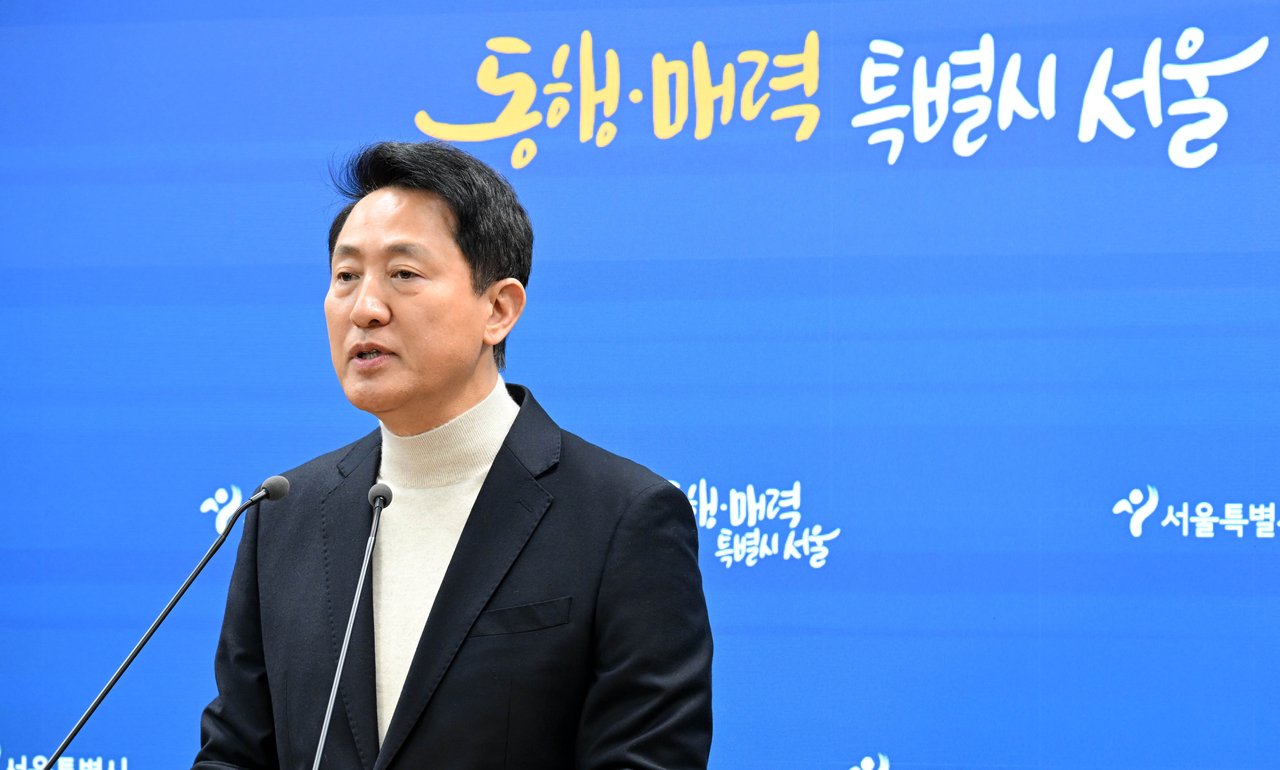 Seoul Mayor Oh Se-hoon speaks at a press conference at Seoul City Hall on Tuesday, announcing his bid for the People Power Party’s nomination for the June 3 local elections. (Lee Sang-sub/The Korea Herald)