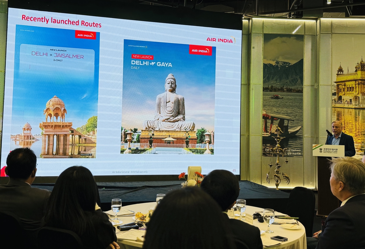 Air India country Manager of South Korea Amarjeet Saimbhi introduces new routes to Korean visitors during the "Incredible India -- Explore the Extraordinary" roadshow organized by the Indian Embassy in Seoul at Sebitseom in Seocho-gu, Seoul, Monday. (Sanjay Kumar/The Korea Herald)