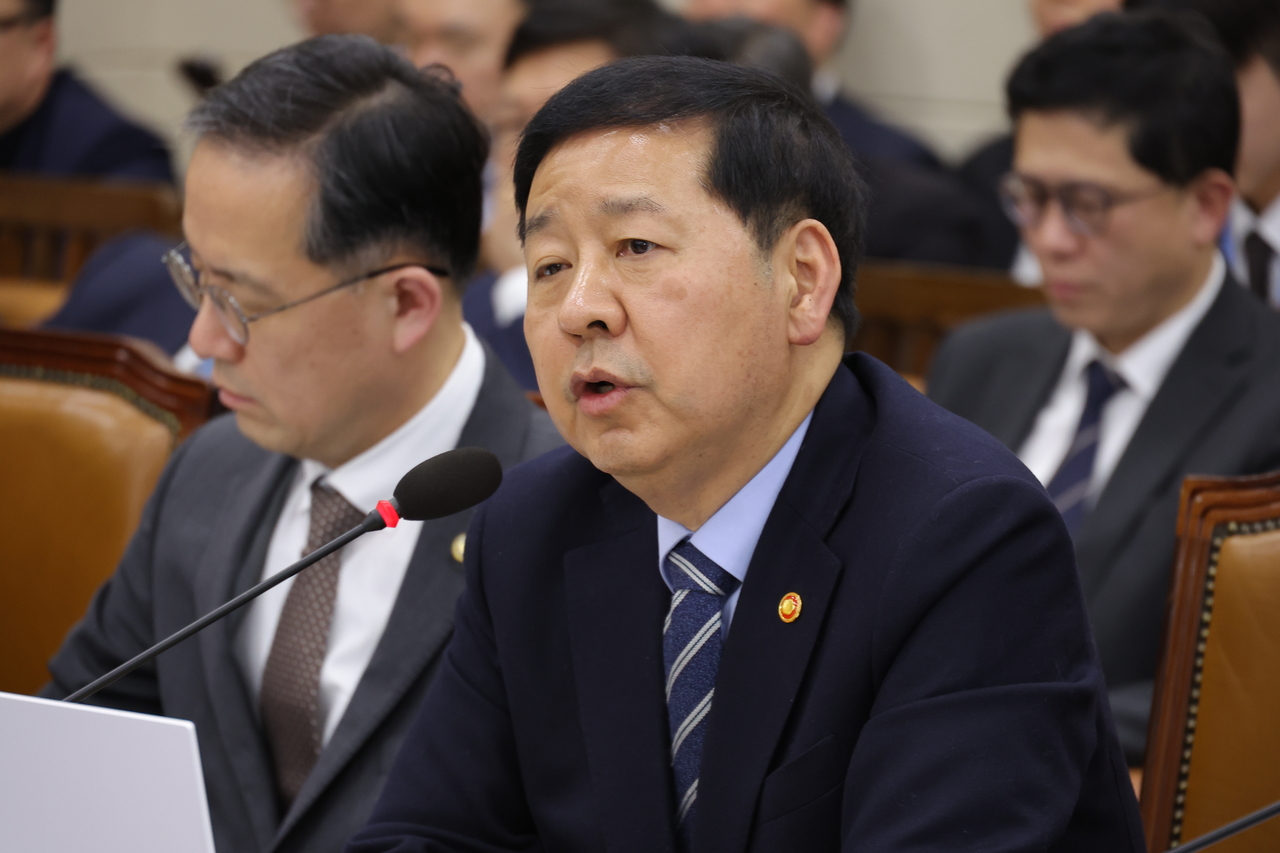 Finance Minister Koo Yun-cheol speaks during a meeting at the National Assembly in Seoul on Feb. 23, where he vowed to seek ways to reduce the wage income tax burden. (Yonhap)