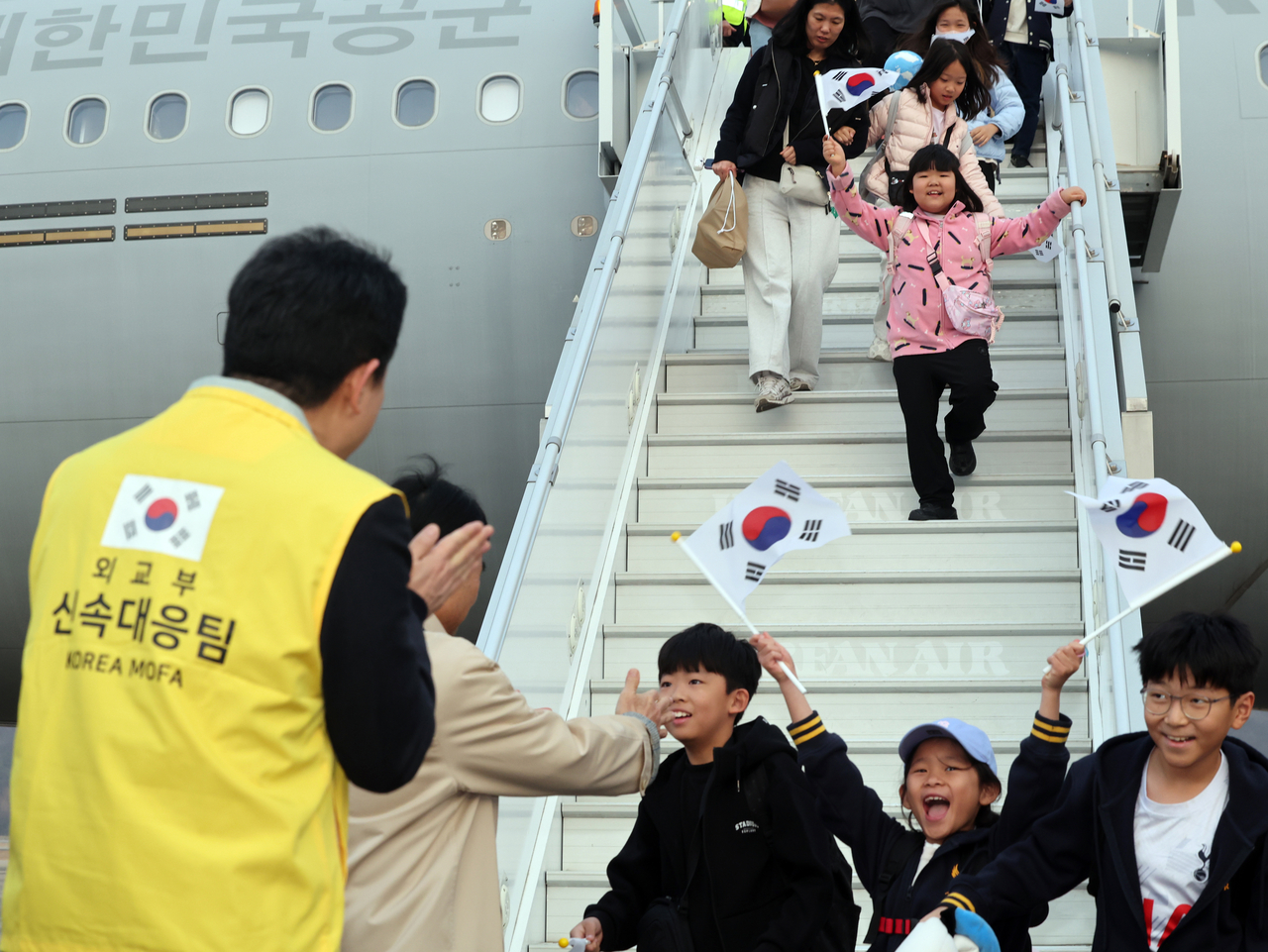 Children disemark a military aircraft on Sunday after being evacuated from the Middle East. (Yonhap)