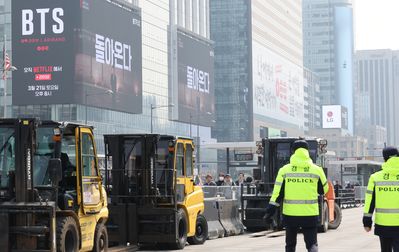 Police patrol Gwanghwamun Square in Jongno-gu, Seoul, Monday, where BTS will hold their comeback concert Saturday. (Yonhap)