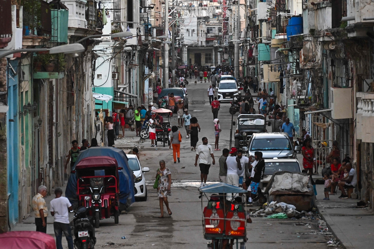 View of a street of Havana during a blackout on Monday (AFP-Yonhap)