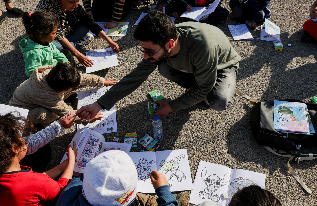 A volunteer (center) organizes activities for displaced children, following an escalation between Hezbollah and Israel in Beirut, Lebanon, Monday. (Reuters-Yonhap)