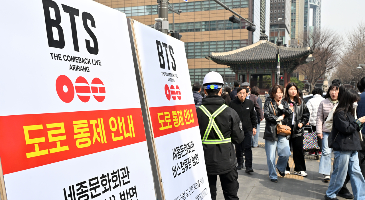 This photo taken Monday shows signboards  announcing a road closure near Gwanghwamun in Jongno-gu, Seoul, ahead of BTS' comeback concert. (Im Se-jun/The Korea Herald)