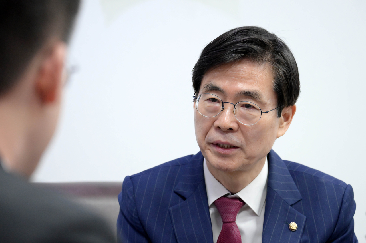 People Power Party Rep. Cho Kyoung-tae speaks during an interview with The Korea Herald at the National Assembly on Tuesday. (Lee Sang-sub/The Korea Herald)