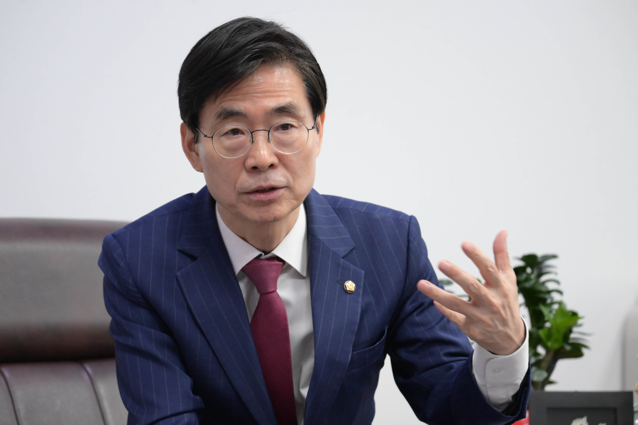 People Power Party Rep. Cho Kyoung-tae speaks during an interview with The Korea Herald at the National Assembly on Tuesday. (Lee Sang-sub/The Korea Herald)