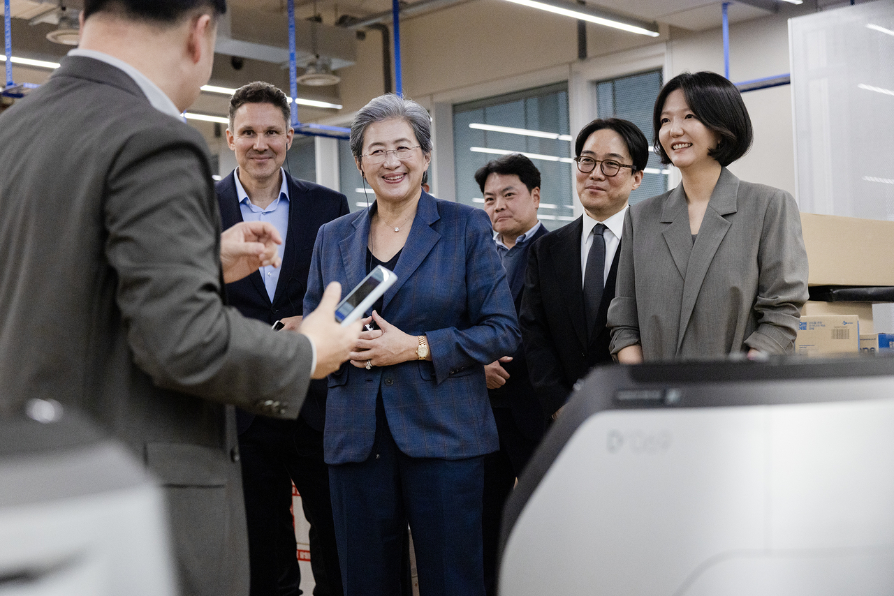 Advanced Micro Devices CEO Lisa Su (third from left) and Naver CEO Choi Soo-yeon (right) explore the Korean IT giant's digital twin technologies. (Naver)