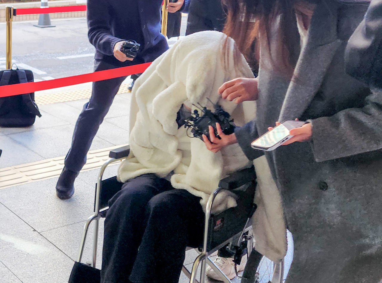 The driver suspected of driving her vehicle off a bridge on Feb. 25 while under the influence of drugs enters the Seoul Western District Court for the hearing on her arrest warrant on Feb. 27. (Yonhap)
