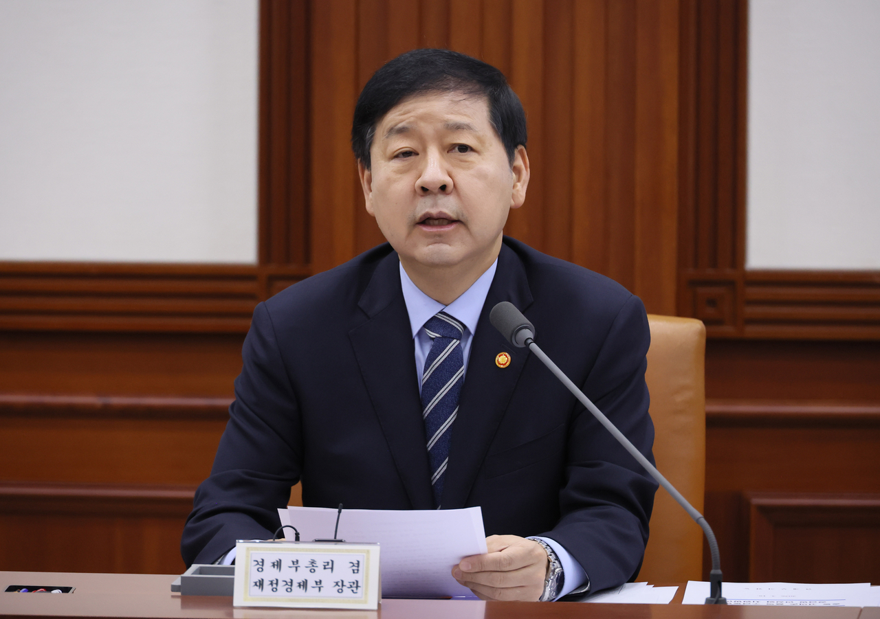 Finance Minister and Deputy Prime Minister Koo Yun-cheol speaks during an emergency economy ministers’ meeting and a supply chain stabilization committee meeting in Seoul on Wednesday. (Yonhap)