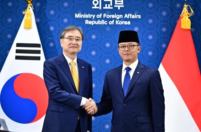 Foreign Minister Cho Hyun (L) shakes hands with his Indonesian counterpart, Sugiono, during their talks at South Korea's foreign ministry in Seoul, in this Aug. 21, 2025, file photo. (Ministry of Foreign Affairs)