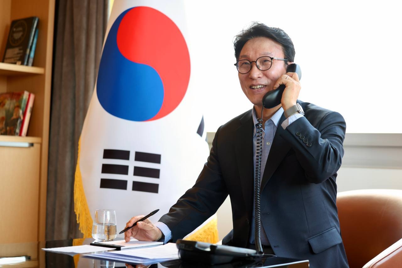 Prime Minister Kim Min-seok speaks by phone with Swiss President Guy Parmelin on March 18, 2026, during his visit to Switzerland, in this photo provided by Kim's office. (PHOTO NOT FOR SALE) (Yonhap)