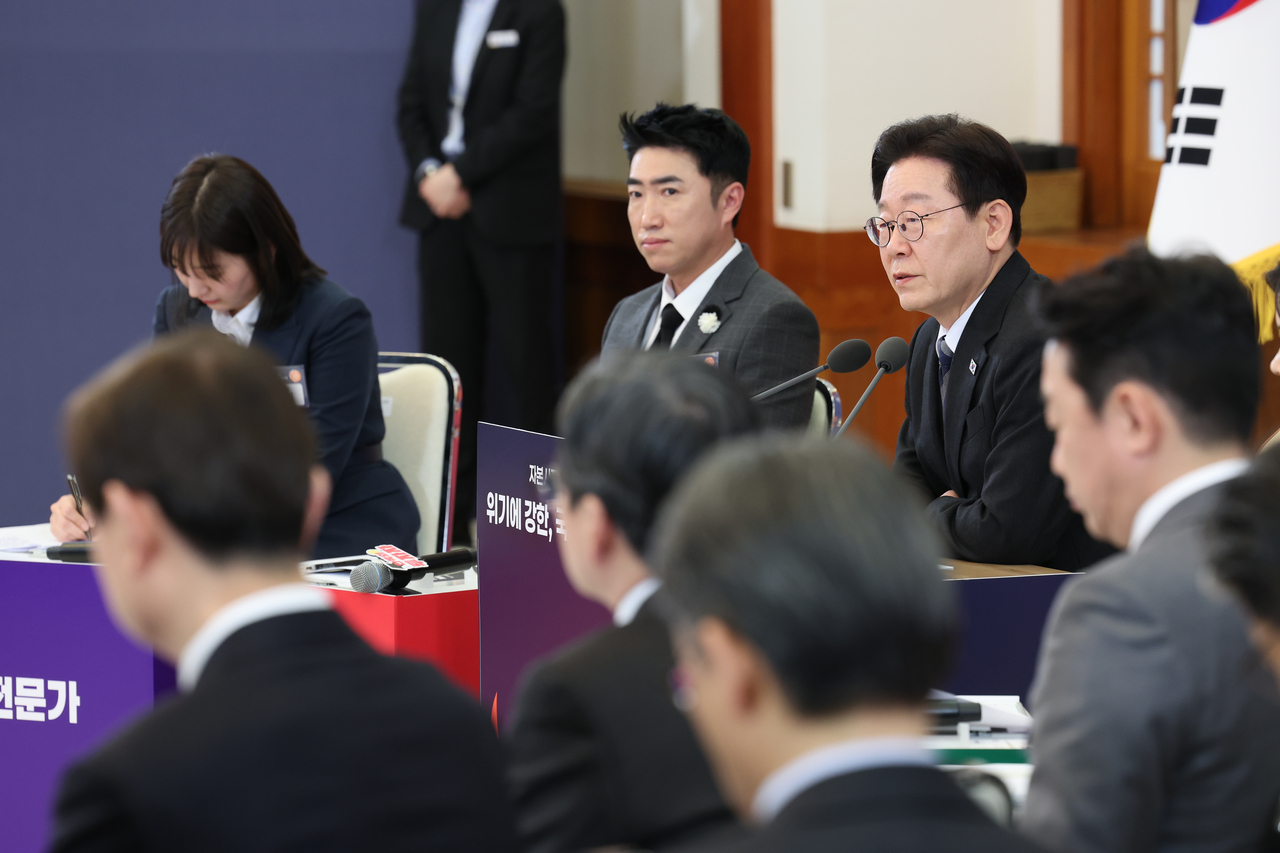 President Lee Jae Myung speaks during a meeting on capital market reforms at Cheong Wa Dae on Wednesday. (Yonhap)