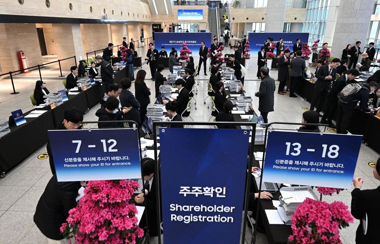 Shareholders line up at registration desks before entering Samsung Electronics’ 57th annual general meeting at Suwon Convention Center in Suwon, Gyeonggi Province, on Wednesday.  (Joint Press Corps)
