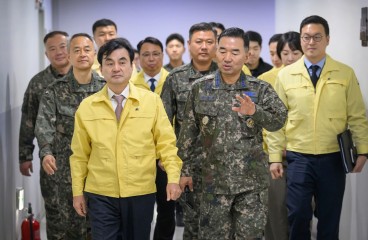 2026년 자유의 방패(FS·Freedom Shield) 연습 현장을 점검하기 위해 18일 문서고를 찾은 안규백 국방부장관(왼쪽)과 진영승 합참의장(오른쪽).[국방부 제공]