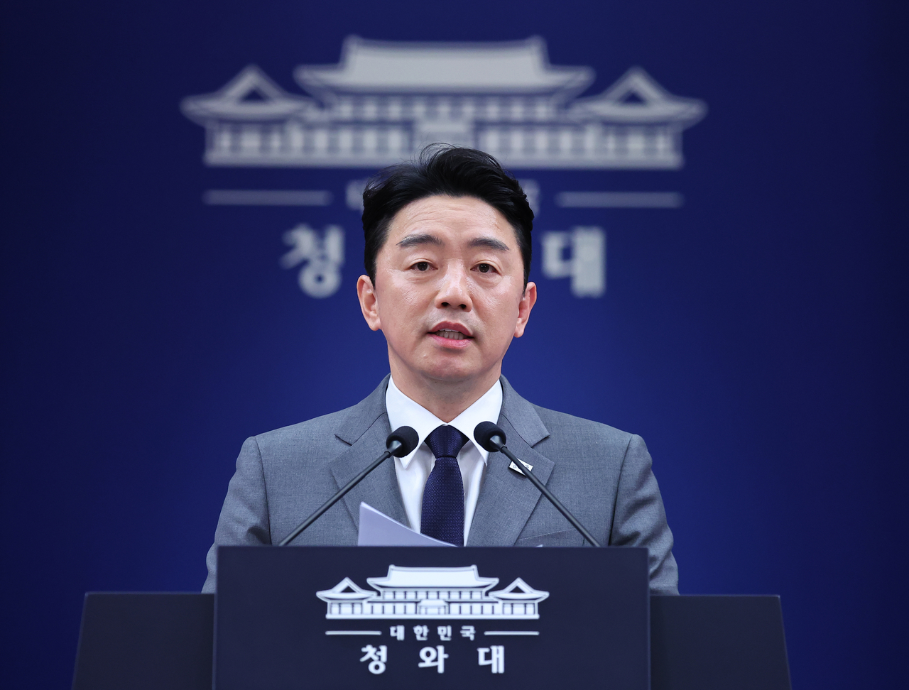 Presidential chief of staff Kang Hoon-sik speaks in a press conference at Cheong Wa Dae in Seoul on Wednesday. (Yonhap)