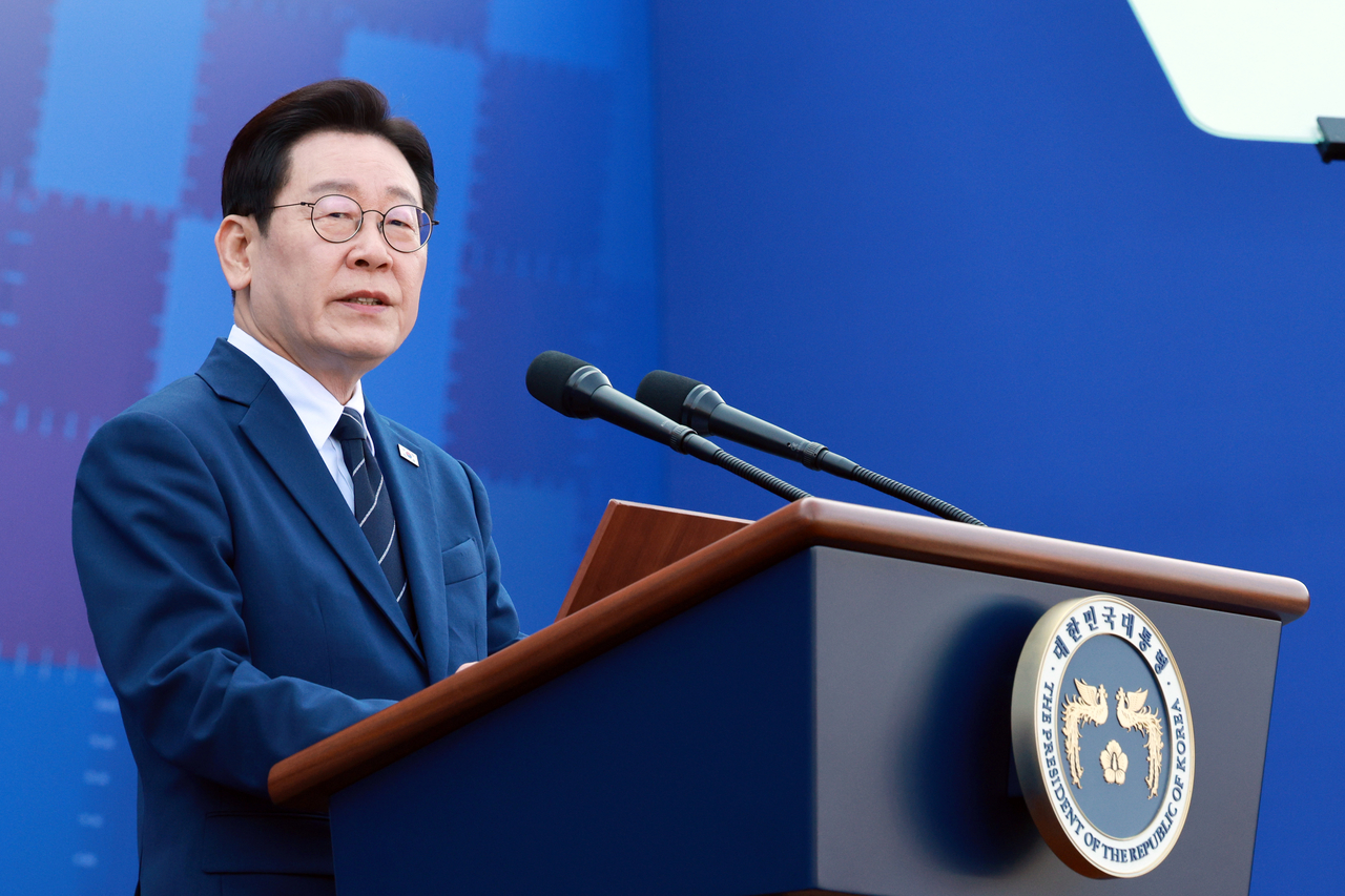 President Lee Jae Myung speaks during a commissioning ceremony at the Korean National Police Academy in Asan, Gyeonggi Province, on Tuesday. (Yonhap)
