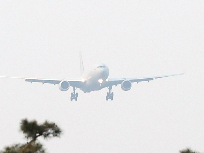 A South Korean military aircraft carrying South Koreans and Japanese nationals arrives at Seoul Air Base in Seongnam, Gyeonggi Province, Sunday. (Yonhap)
