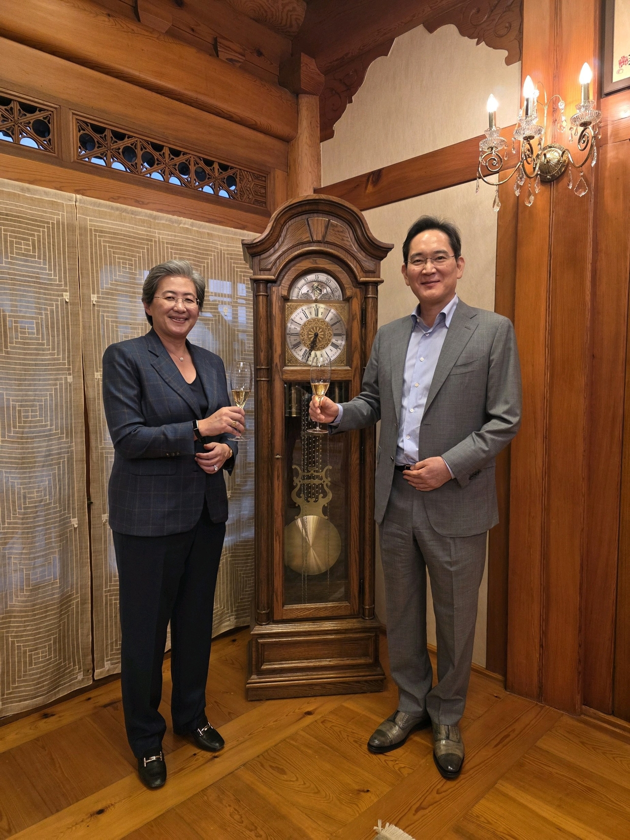 Samsung Electronics Chairman Lee Jae-yong (right) raises a toast with Advanced Micro Devices CEO Lisa Su ahead of their dinner at Seungjiwon in Seoul, Wednesday. (Samsung Electronics)