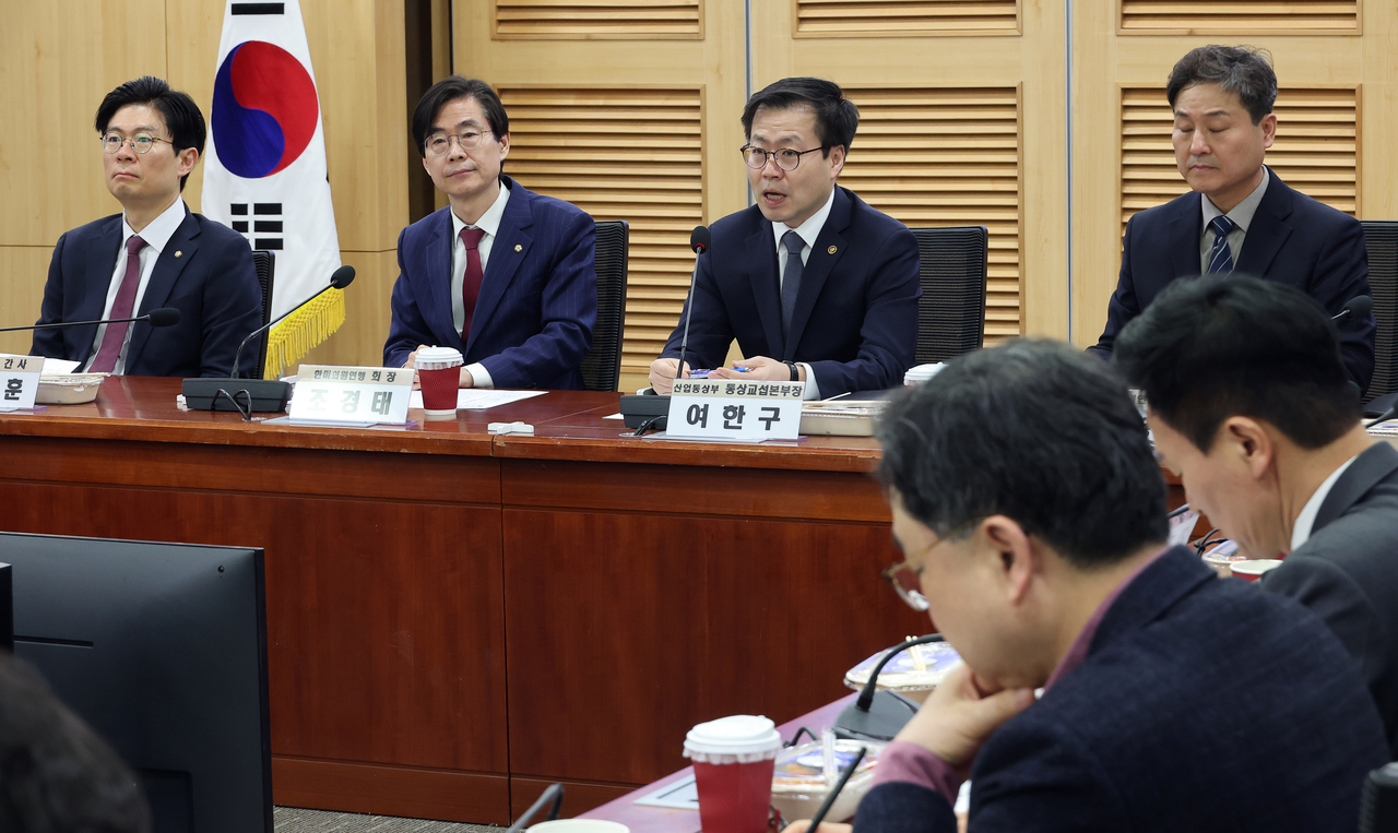 People Power Party Rep. Cho Kyoung-tae (second from left) attends a meeting of bipartisan Korea-US Parliamentarians' Union members with Trade Minister Yeo Han-koo (third from left) in the National Assembly on March 4. (Yonhap)