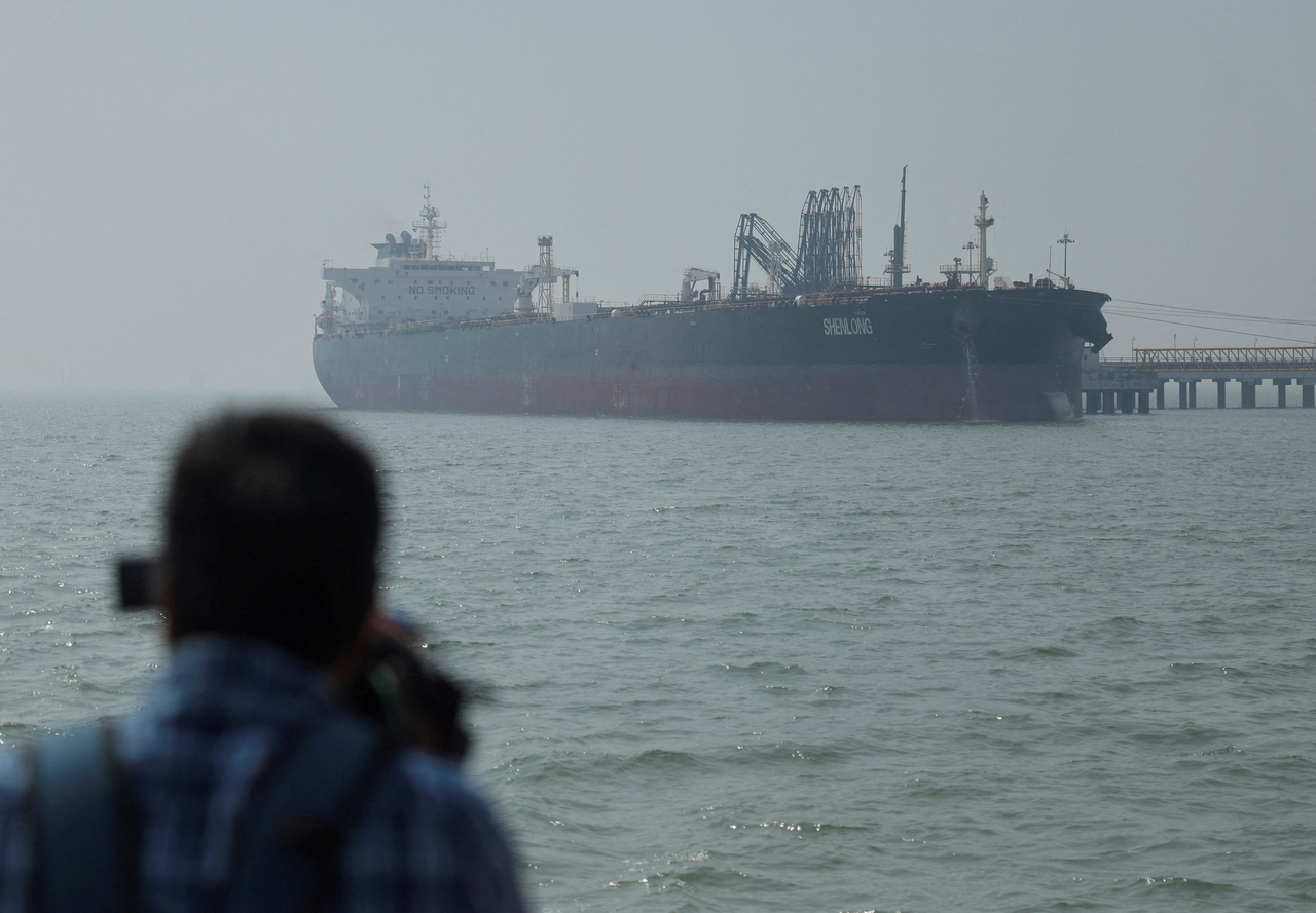 The Liberia-flagged tanker Shenlong Suezmax, loaded with Saudi Arabian crude, arrives at a port after transiting the Strait of Hormuz amid supply disruptions linked to the US-Israeli conflict with Iran, in Mumbai, India on March 12. (Reuters-Yonhap)
