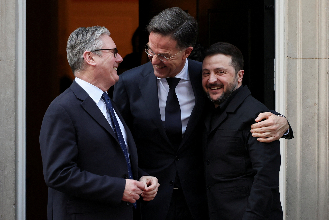 British Prime Minister Keir Starmer (left), Ukrainian President Volodymyr Zelenskyy (right) and NATO Secretary General Mark Rutte meet in London, Tuesday. (Reuters-Yonhap)