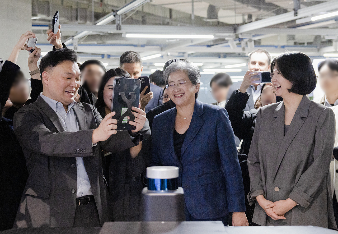 Lisa Su (center), CEO of Advanced Micro Devices, tours Naver’s second headquarters, 1784, in Seongnam, Gyeonggi Province, with Naver CEO Choi Soo-yeon (right) Wednesday. (Yonhap)