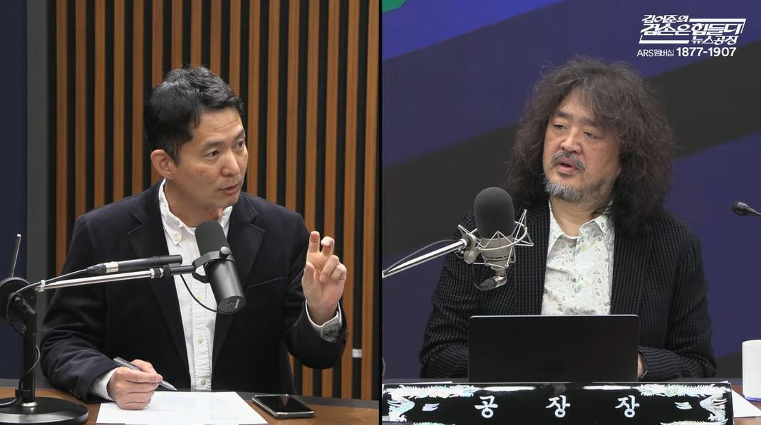 Jang In-soo (left) and Kim Ou-joon are seen during a livestreamed news show on News Factory on Tuesday. (A screen grab from News Factory's YouTube channel)