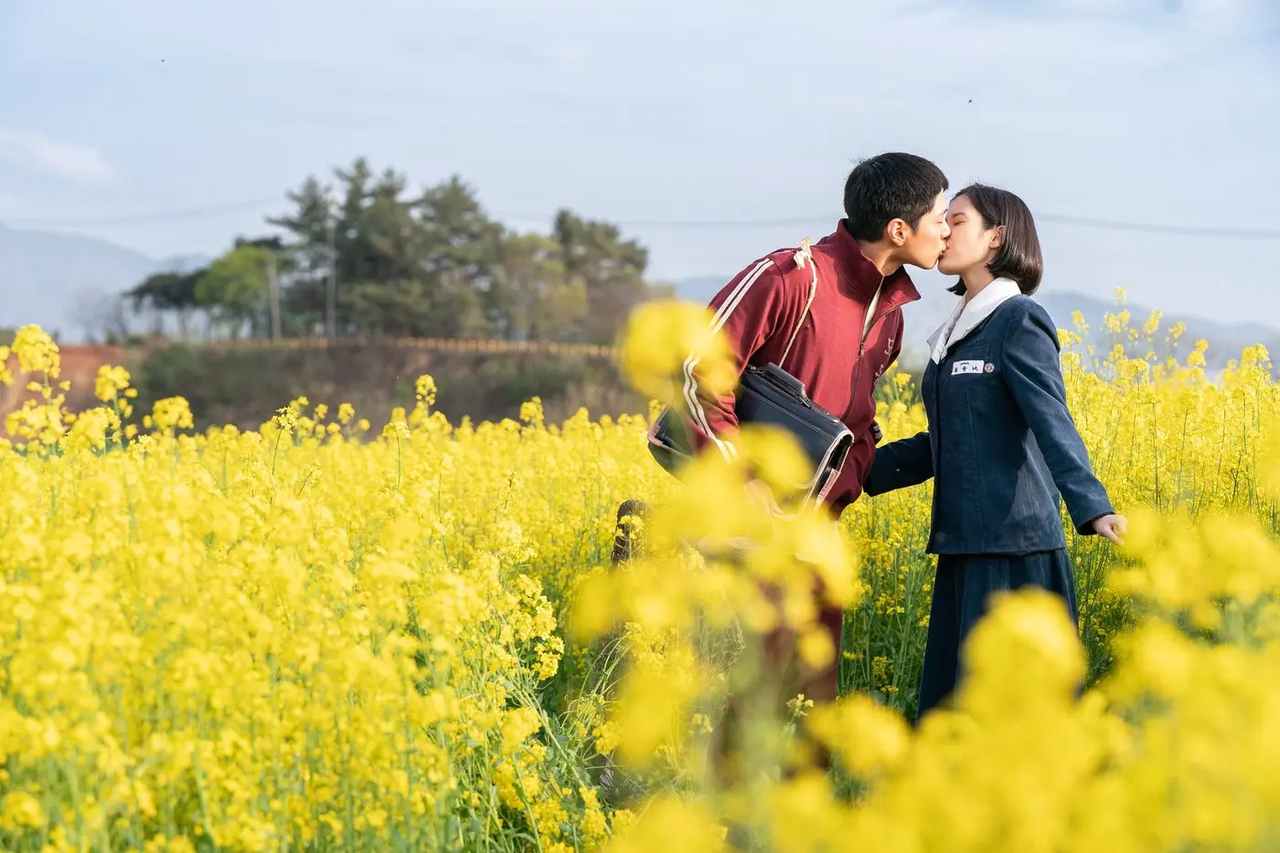 "When Life Gives You Tangerines," starring Park Bo-gum (left) and Lee Ji-eun (Netflix)
