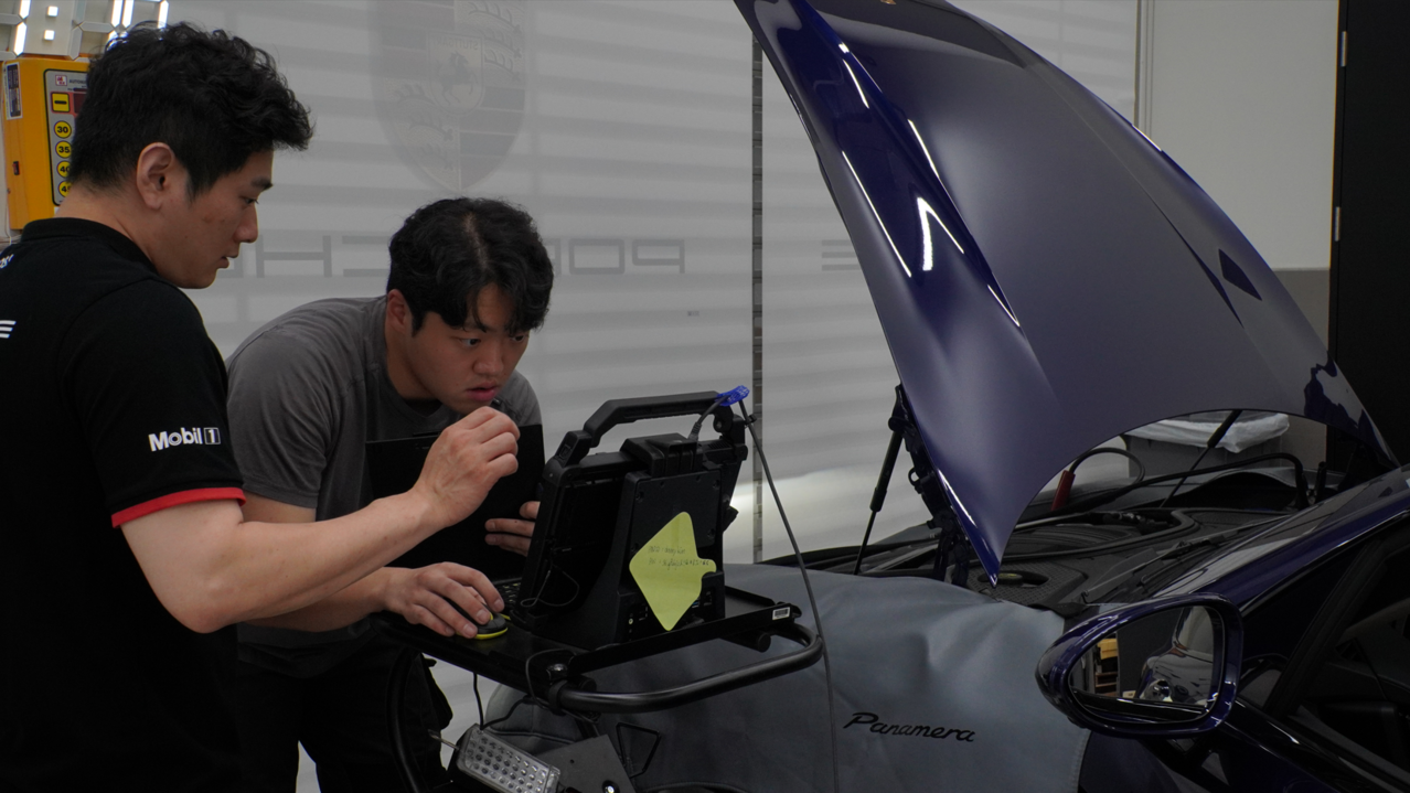 A student takes part in training under KGCCI’s “Ausbildung” program at Porsche Korea. (KGCCI)