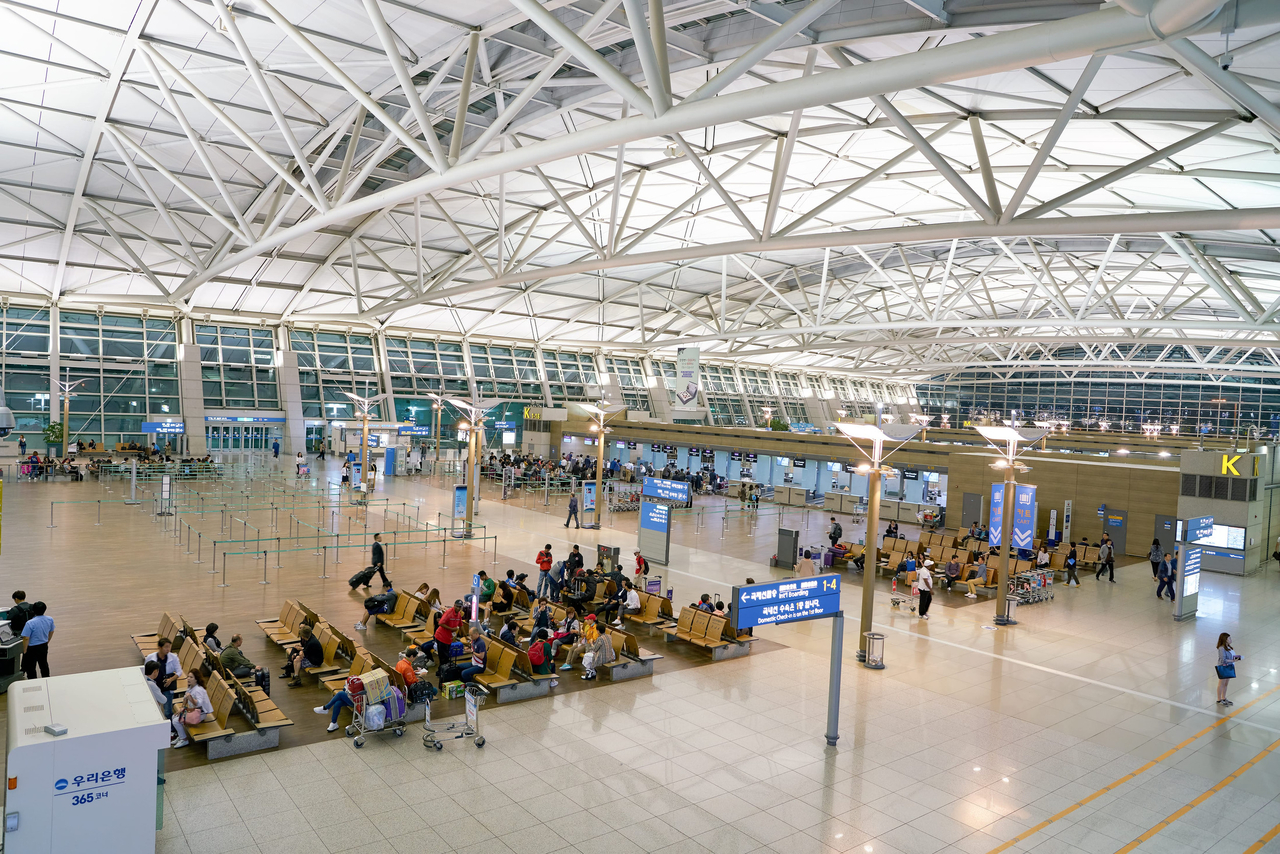 Passengers at the check-in area of Incheon Airport. (123rf)