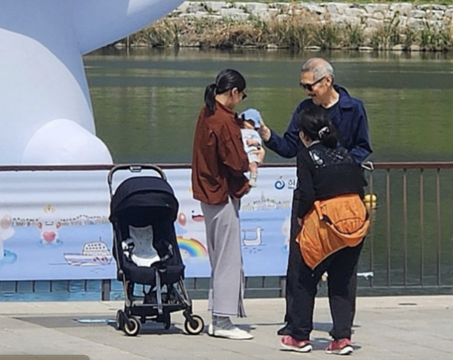 홍상수 감독, 배우 김민희/사진=온라인 커뮤니티