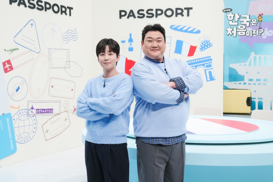 Co-hosts DinDin (left) and Kim Jun-hyun (MBC)