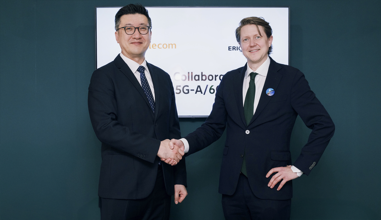 Yu Tak-ki (left), head of network technology office at SK Telecom, and Marten Lerner, head of networks strategy and product management at Ericsson, shake hands after signing a memorandum of understanding in Seoul on Thursday. (SK Telecom)