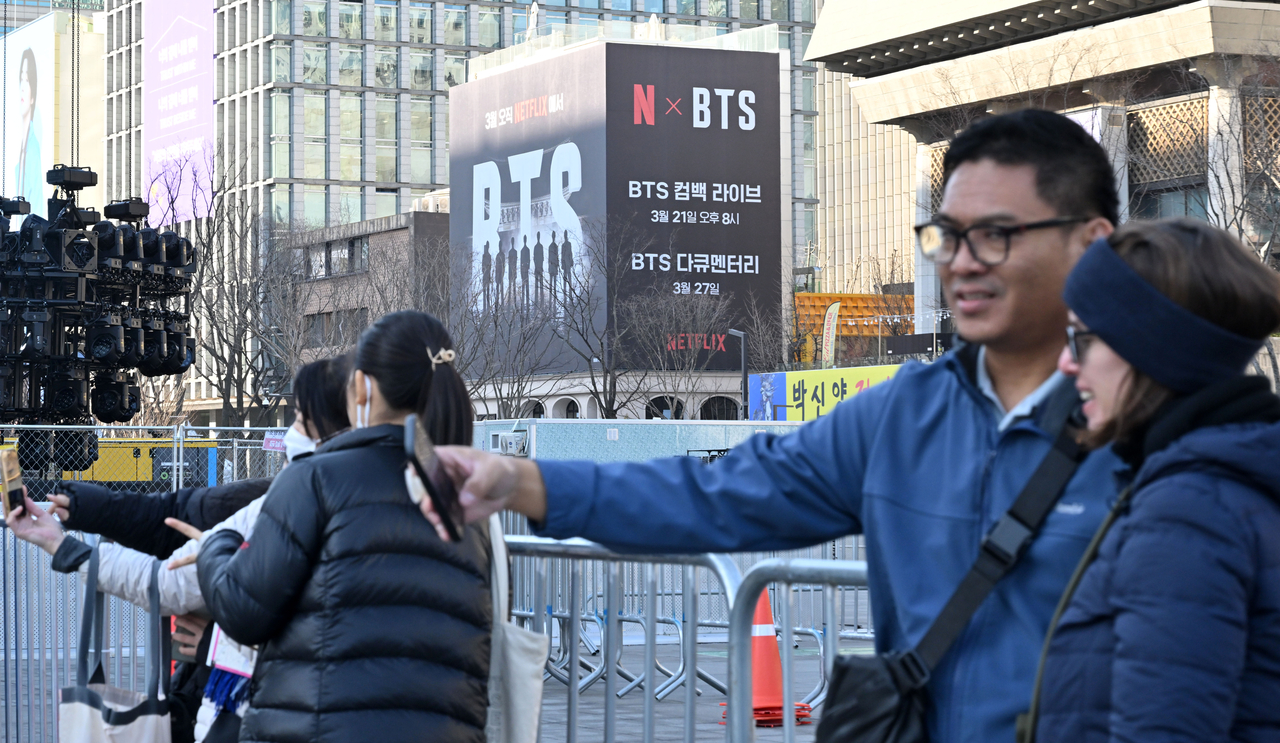 그룹 방탄소년단(BTS)의 컴백 공연을 이틀 앞둔 19일 오전 서울 종로구 광화문광장에서 외국 관광객들이 기념촬영을 하고 있다. 임세준 기자