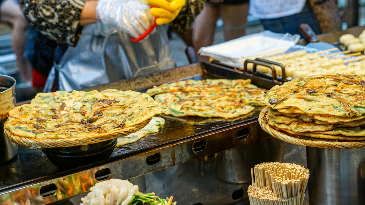 Green onion pancakes are seen at a street food stall in the tourist shopping area of South Korea. (123rf)