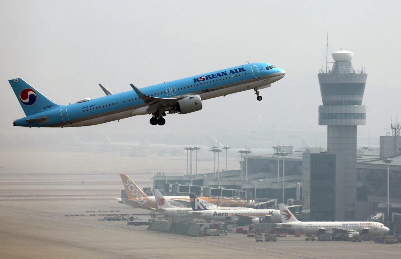 A Korean Air flight departs from Incheon Airport on Monday. (Yonhap)