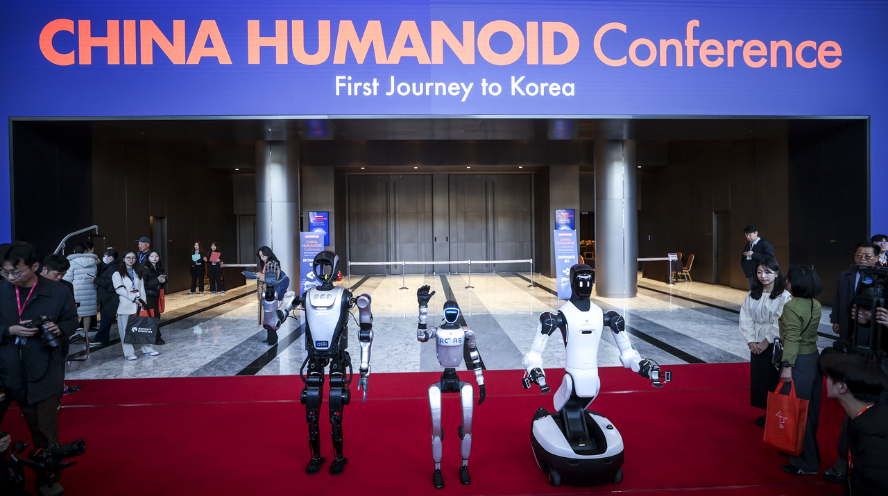 Humanoid robots from Chinese firms stand on display at the China Humanoid Conference held at COEX, Seoul, on March 4. (Newsis)