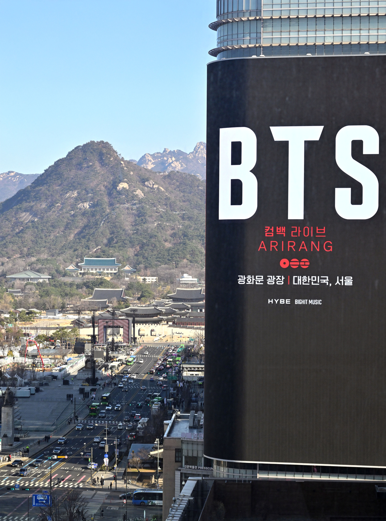 A digital billboard near the Sejongdaero intersection in Jongno-gu, Seoul, displays an advertisement for the upcoming BTS comeback concert on Thursday, two days before the big event. (The Korea Herald/ Lim Se-jun)