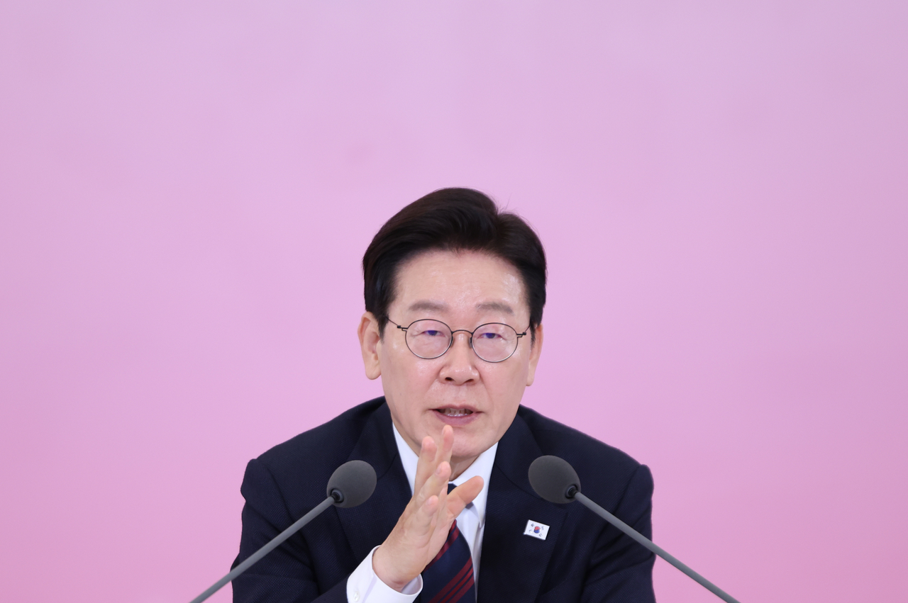 President Lee Jae Myung speaks during a debate on labor policies at Cheong Wa Dae in Seoul on Thursday to mark the launch of the first presidential Economic, Social and Labor Council, a presidential advisory body on labor and social issues, under his administration. (Yonhap)
