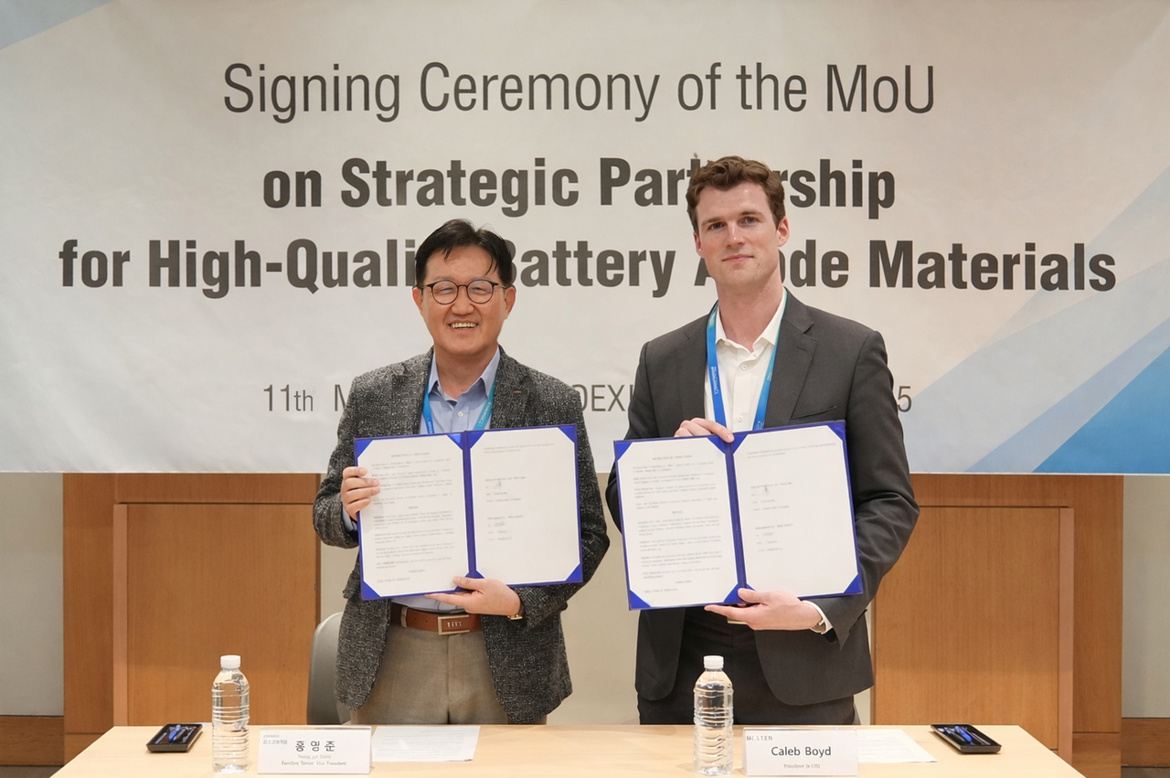 Hong Young-jun (left), head of the Technology Research Laboratory at Posco Future M, and Caleb Boyd, CTO of Molten Industries, pose for a photo after signing a memorandum of understanding to cooperate on natural graphite anode production at Coex, Gangnam, Seoul, March 11. (Posco Future M)