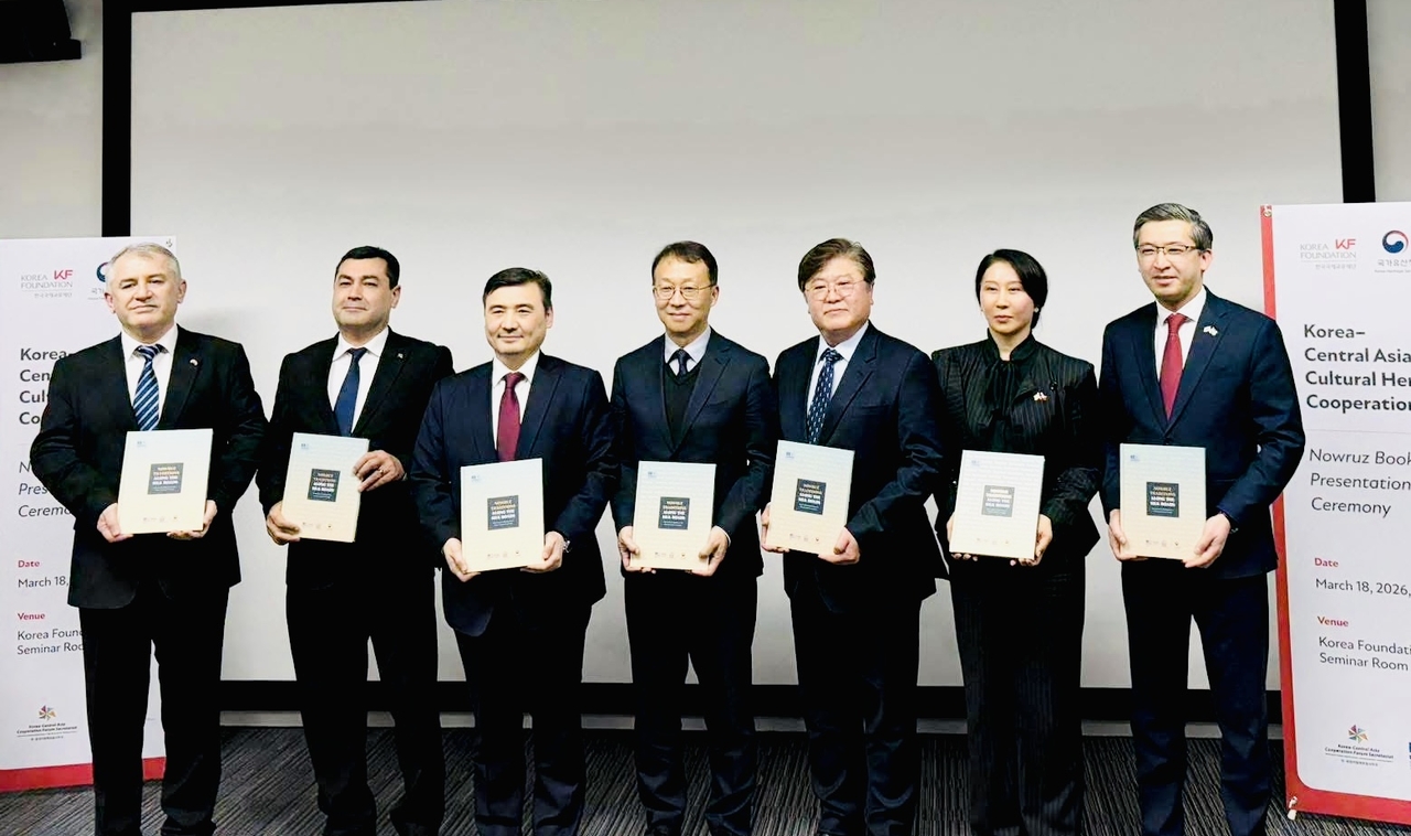 Guests pose for a group photo at the Korea Foundation Seminar Room in Seoul on Wednesday. From left: Tajik Ambassador Kirom Salohiddin; Turkmen Ambassador Begench Durdiyev; Kazakh Ambassador Nurgali Arystanov; Choi Bo-geun, vice administrator of the Korea Heritage Service; Rhee Jong Kook, executive director of the Korea-Central Asia Cooperation Forum Secretariat; Kyrgyz Ambassador Aida Ismailova; and Uzbek Ambassador Alisher Abdusalomov (Sanjay Kumar/The Korea Herald)