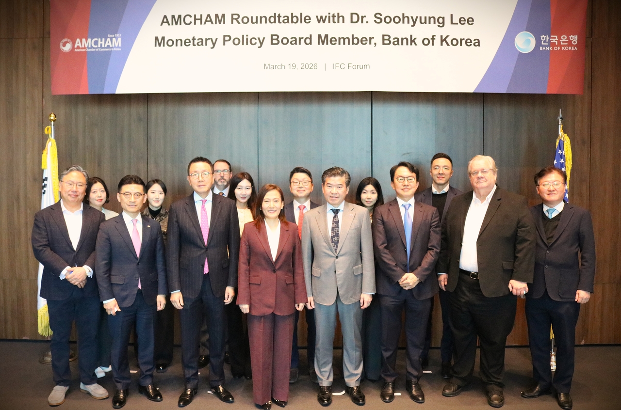 AmCham Chair James Kim (center right, front row) and Lee Soo-hyung, Monetary Policy Board member at the Bank of Korea (center left) pose for a photo with senior representatives from member companies at a roundtable on Thursday. (AmCham)