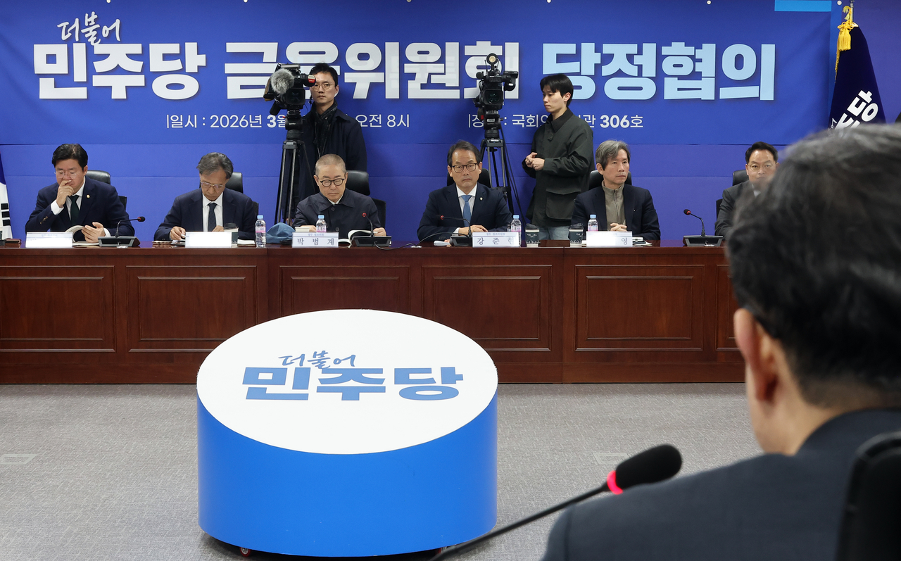 Lawmakers of the ruling Democratic Party and officials from the Financial Services Commission discuss support measures for small and medium-sized enterprises during a meeting held at the National Assembly on Thursday. (Yonhap)